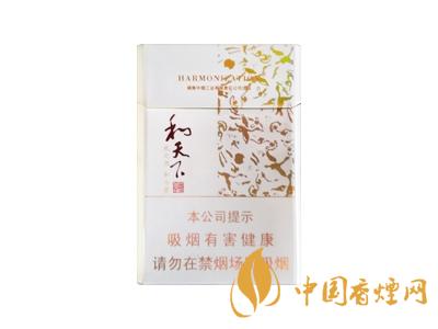 2020白沙和天下價(jià)格表和圖片 2020和天下香煙是白沙牌香煙中的一種，說起和天下香煙，相信大家都認(rèn)識(shí)，和天下是高端香煙品牌,隸屬于湖南中煙工業(yè)有限責(zé)任公司，那么，2020年白沙和天下多少錢一包呢?趕緊來看看吧!  和天下香煙  和天下香煙時(shí)尚大氣的包裝　簡(jiǎn)潔流暢的線條　以紫色為主色調(diào)的搭配　無一不顯示出和天下的不凡紫色在中國傳統(tǒng)里是尊貴的顏色，如北京故宮又稱為“紫禁城”亦有所謂“紫氣東來” 口感上此款雅香綿滑，香氣醇和，余味純凈，實(shí)屬難得一見的神品啊!  系列產(chǎn)品  和天下(尊尚中支)  類型： 烤煙型  煙氣煙堿量： 0.0 mg  煙長： 84 mm  過濾嘴長： 25 mm  包裝形式： 條盒硬盒  單盒支數(shù)： 20  銷售形式： 國產(chǎn)內(nèi)銷  生產(chǎn)狀態(tài)： 待上市  備注： 白沙和天下尊尚中支  和天下(尊尚5000)  類型： 烤煙型  煙氣煙堿量： 0.0 mg  煙長： 88 mm  過濾嘴長： 25 mm  包裝形式： 條盒硬盒  單盒支數(shù)： 20  銷售形式： 國產(chǎn)內(nèi)銷  生產(chǎn)狀態(tài)： 已上市  備注： 白沙和天下尊尚5000  白沙(硬和天下雙中支)  單盒參考價(jià)： 90 元  條盒參考價(jià)： 900 元  條盒批發(fā)價(jià)： 763.2 元  小盒條形碼： 6901028204798  條包條形碼： 6901028204804  白沙(和天下天下韶山)  單盒參考價(jià)： 100 元  條盒參考價(jià)： 1000 元  小盒條形碼： 6901028196925  條包條形碼： 6901028196932  白沙(軟和天下檀香)  單盒參考價(jià)： 100 元  條盒參考價(jià)： 1000 元  條盒批發(fā)價(jià)： 763.2 元  白沙(和天下細(xì)支)  單盒參考價(jià)： 100 元  條盒參考價(jià)： 1000 元  條盒批發(fā)價(jià)： 720.8 元  小盒條形碼： 6901028196048  條包條形碼： 6901028196055  白沙(軟和天下)  單盒參考價(jià)： 100 元  條盒參考價(jià)： 1000 元  條盒批發(fā)價(jià)： 720.8 元  小盒條形碼： 6901028196017  條包條形碼： 6901028196024  白沙(和天下)  單盒參考價(jià)： 100 元  條盒參考價(jià)： 1000 元  條盒批發(fā)價(jià)： 848 元  小盒條形碼： 6901028196925  條包條形碼： 6901028196932  通過以上的信息可以了解到2020年白沙和天下的價(jià)格，以上就是香煙網(wǎng)為您提供的關(guān)于2020白沙和天下價(jià)格表和圖片，白沙和天下多少錢一包?的信息，想要了解更多的信息請(qǐng)來關(guān)注香煙網(wǎng)吧!白沙和天下多少錢一包？