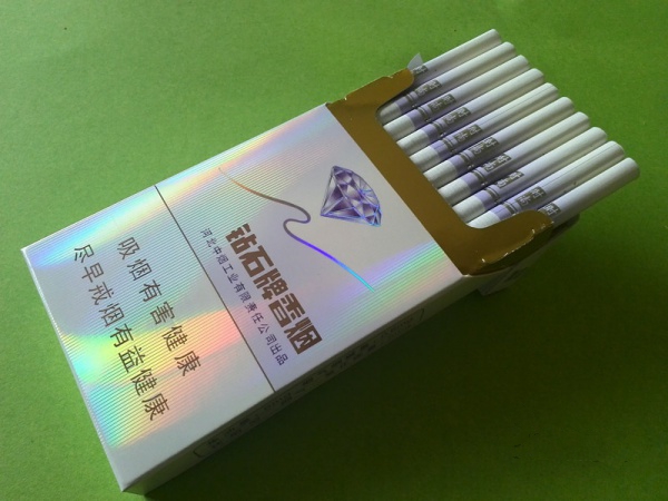 鉆石細(xì)煙價(jià)格表和圖片 鉆石時尚煙價(jià)格15元/包